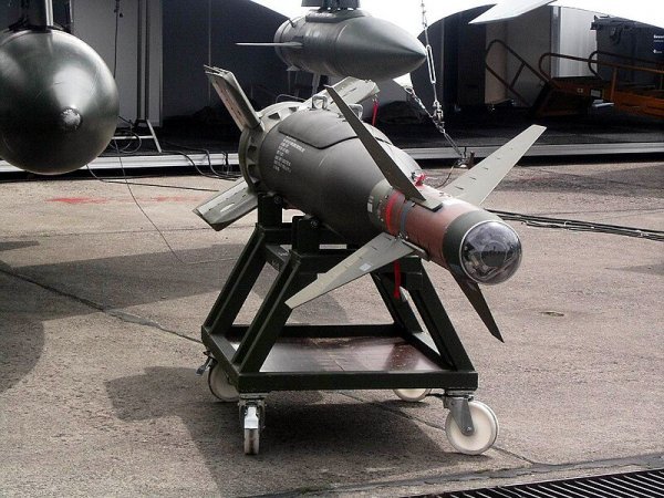 Super Etendardi mogu nositi laserski vođene bombe Paveway