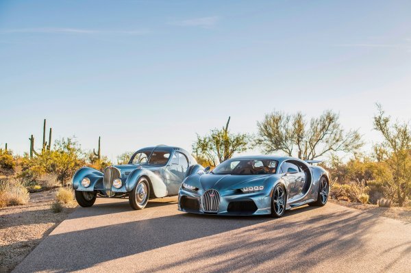 Bugatti Chiron Super Sport i Bugatti Type 57SC Atlantic (u pozadini)
