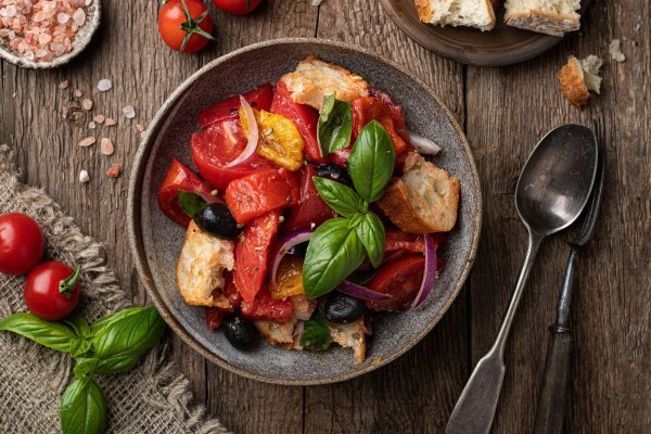 Panzanella sa sočnim rajčicama savršeno je za ljeto