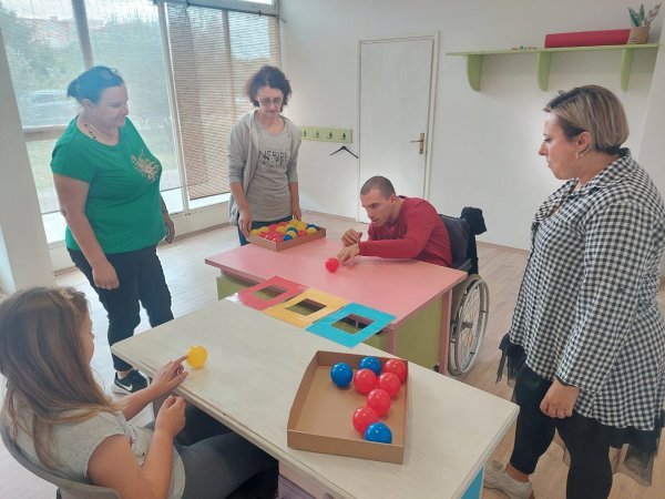 Udruga osoba s invaliditetom Prijatelj Metković sredstva programa iskoristila je za financiranje svog Centra za djecu s poteškoćama u razvoju
