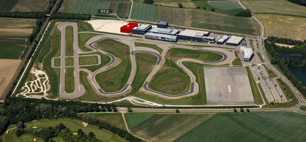 Posebno stvoren Audi Formula Racing GmbH (AFR) u Neuburgu a. d. Donau, u Njemačkoj, je odgovoran za razvoj F1 hibridnog pogona