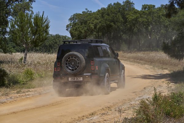 Land Rover Defender OCTA (Faroe Green zelena boja)