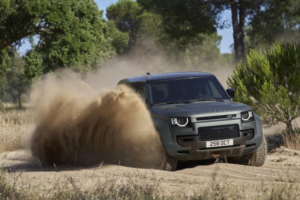 Land Rover Defender OCTA (Faroe Green zelena boja)