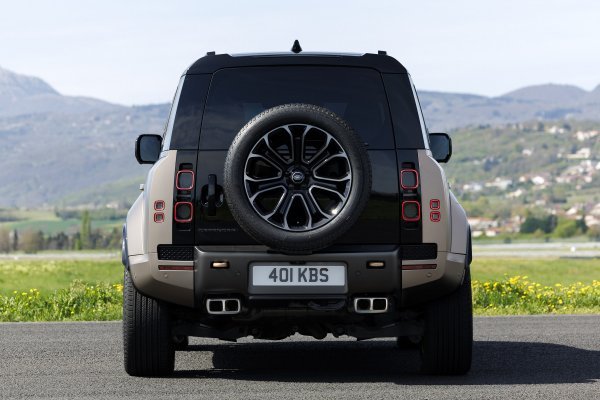 Land Rover Defender OCTA (Petra Copper brončana boja)