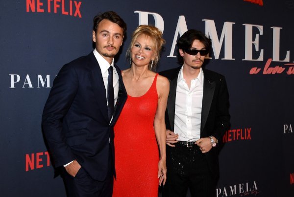 Brandon Thomas Lee, Pamela Anderson i Dylan Jagger Lee na premijeri Netflixove serije 'Pamela, ljubavna priča'