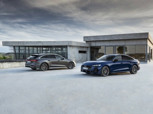 Audi S5 Avant (Daytona Grey perl effect) i Audi S5 limuzina (Ascari blue metalik) (desno)