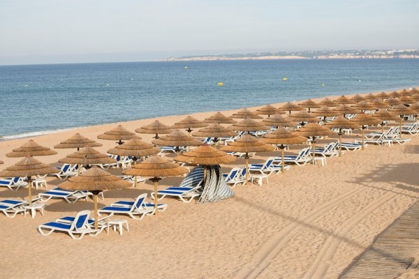 Ilustracija - ležaljke na plaži