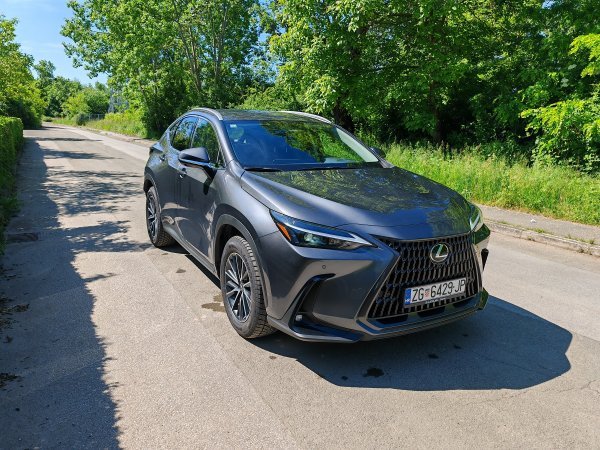 Vozili smo Lexus NX 350h FWD: Uglađeni premium SUV s prednjim pogonom i učinkovitom HEV tehnologijom