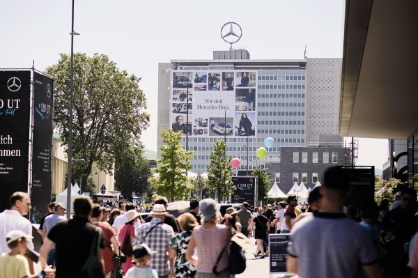 Tvornica Mercedes-Benz Stuttgart-Untertürkheim slavi 120. obljetnicu: zabava za zaposlenike uz šareni zabavni program u krugu tvornice