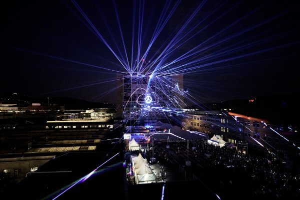 Tvornica Mercedes-Benz Stuttgart-Untertürkheim slavi 120. godišnjicu: Impresivan laserski show na kraju festivala.