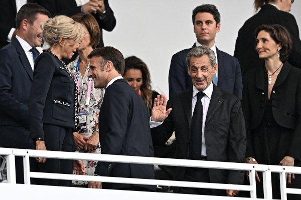 Pogled koji je Brigitte Macron uputila Amelie Oudea-Casteri, dok je bivši predsjednik Nicolas Sarkozy digao ruke u zrak kao da se to njega ne tiče