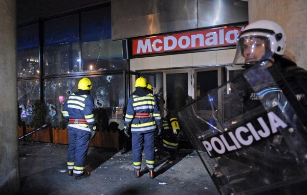 Srpska policija ispred razbijenog izloga McDonaldsa u Beogradu