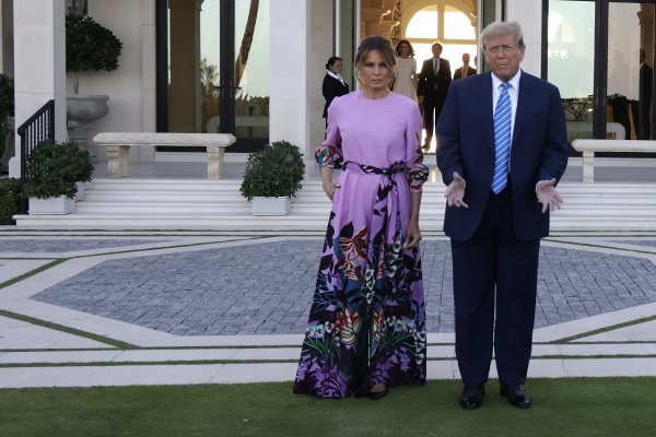 Melania Trump u Valentinovom kombinezonu