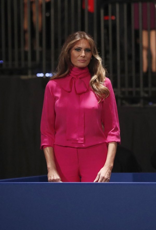 Melania Trump u ružičastoj bluzi s mašnom