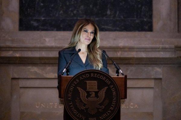 Melania Trump u crnom stajlingu