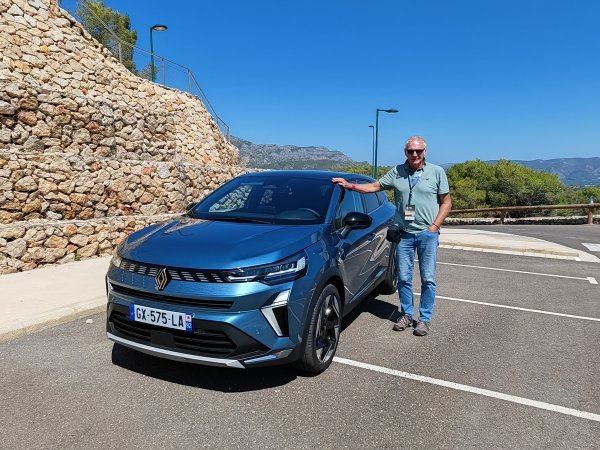 Renault Symbioz Iconic (plava Mercure) i vaš novinar Zvonimir Martinčević na dinamičkoj premijeri u Valenciji