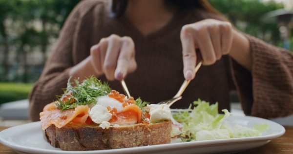 Količina proteina koja vam je potrebna dnevno može varirati ovisno o nekoliko faktora, kao što su dob, razina aktivnosti i opće zdravlje