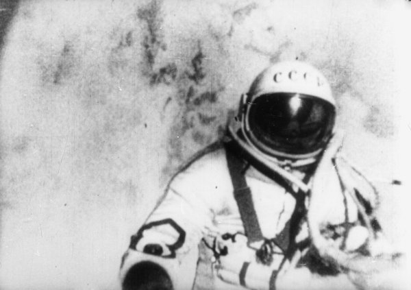 Aleksej Leonov lebdi u svemiru neposredno ispred svemirske letjelice Voskhod 2 18. ožujka 1965.