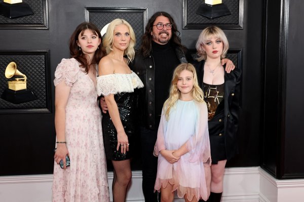 Dave Grohl i Jordyn Blum sa kćerima Violet Mayom i Harper Willow i Ophelijom Saint