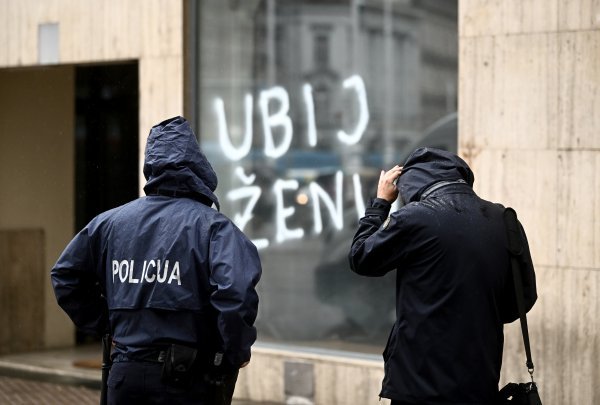 Grafit 'Ubij ženu' na izlogu na Trga bana Jelačića