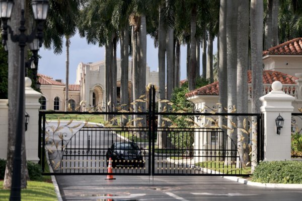 Policija osigurava područje oko Trump International Golf Cluba nakon očitog pokušaja atentata na Donalda Trumpa u West Palm Beachu na Floridi.