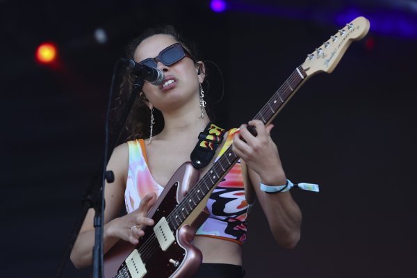 Nilüfer Yanya 2019. na festivalu Primavera, dok je tek krčila put kroz rock svijet