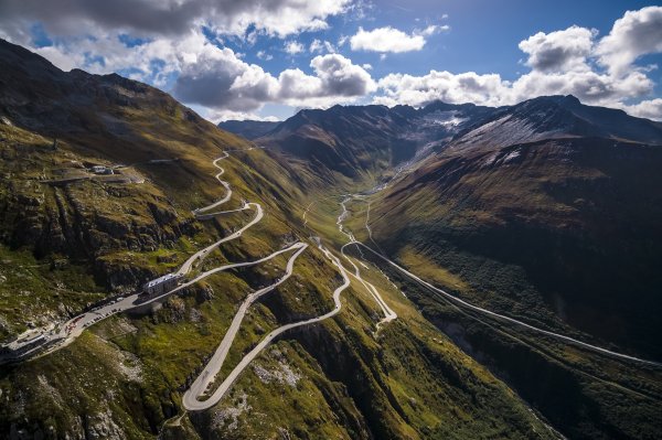 Planinski prijevoj Furka, visok 2429 m/nm u južnim švicarskim Alpama