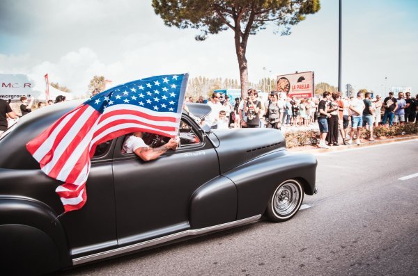 US Car on the Beach 2024: Američki V8 automobili u središtu pozornosti na Tjednu talijanskih motocikala 2024.