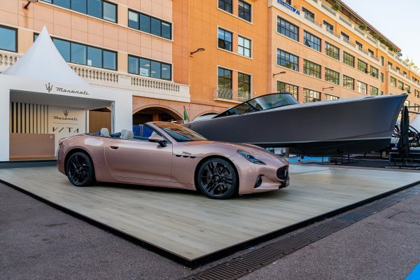 Potpuno električni Maserati GranCabrio Folgore i gliser Tridente u Monte Carlu