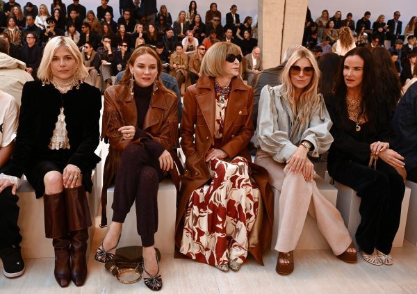 Selma Blair, Diane Kruger, Anna Wintour, Sienna Miller i Juliette Lewis na reviji Chloé za proljeće/ljeto 2025.