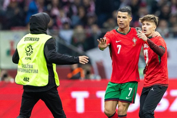 Cristiano Ronaldo zaustavlja redara kako bi udovoljio želji mladog navijača