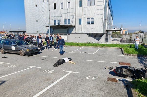 Simulacijom sudara automobila i motocikla (skutera) se demonstriralo što se događa u trenutku sudara te koje su naknadne posljedice