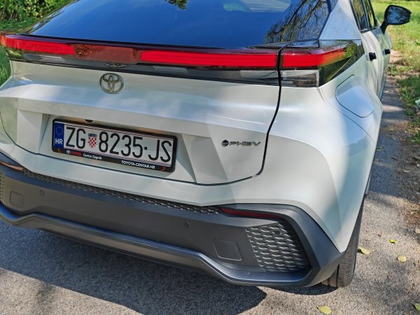 Toyota C-HR Plug-in 2.0 PHEV 5D E-CVT C-LUB Tech Bitone