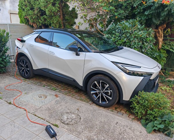 Toyota C-HR Plug-in 2.0 PHEV 5D E-CVT C-LUB Tech Bitone