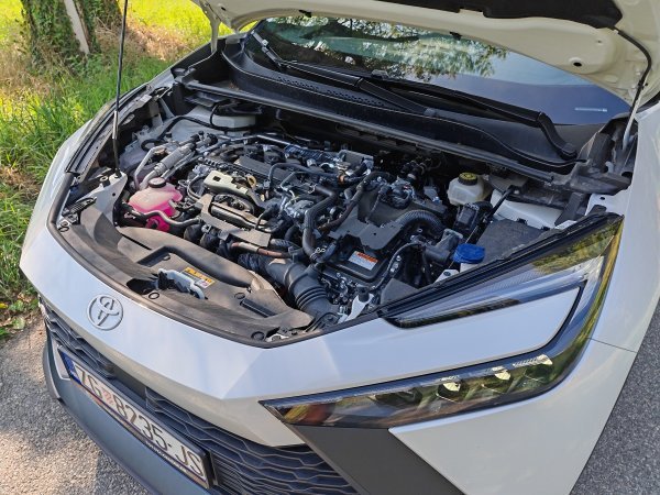 Toyota C-HR Plug-in 2.0 PHEV 5D E-CVT C-LUB Tech Bitone