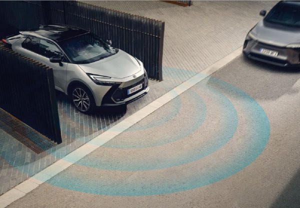 Sve verzije nove Toyote C-HR imaju koristi od Toyote T-Mate, koji uključuje treću generaciju Toyota Safety Sense raspona značajki aktivne sigurnosti i pomoći u vožnji