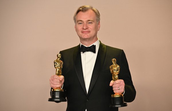 Christopher Nolan nije samo dobio Oscara za 'Oppenheimera', već i gotovo 100 milijuna dolara na plaći i bonusima