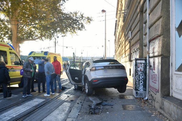 Nesreća u centru Zagreba: Ozlijeđeni pješaci, vozač auta i par na motoru