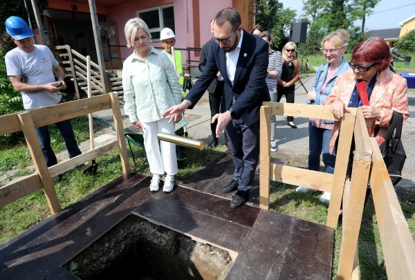 Tomašević polaže kamen temeljac za OŠ Ježdovec