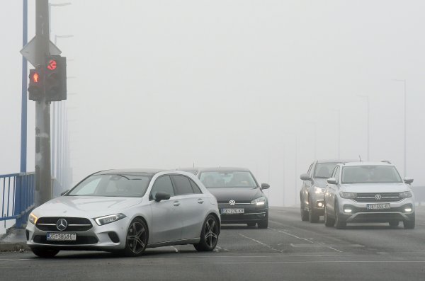 Jak vjetar i magla otežavaju promet, zbog niskih temperatura moguća i poledica