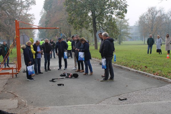 Nalet automobila na električni romobil