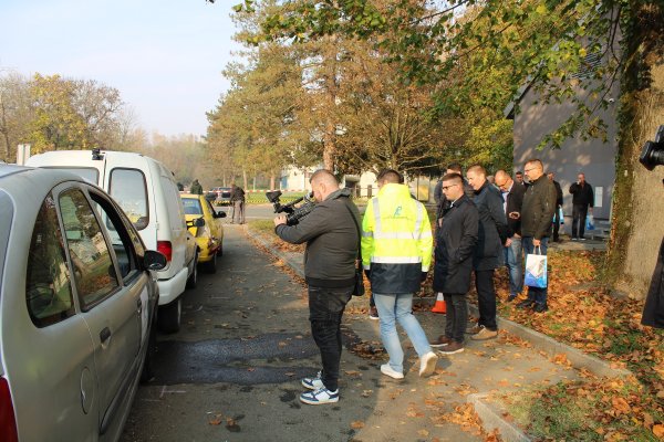 Nalet automobila na zaustavljeni automobil