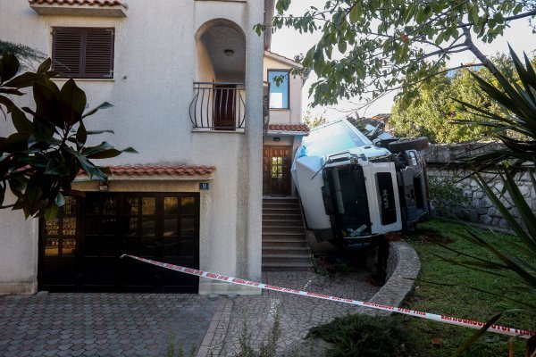 Kamion u Rijeci sletio s ceste, probio ogradu i upao u dvorište kuće