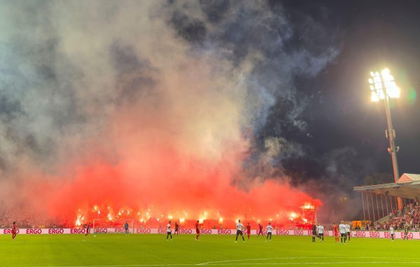 Nezapamćena kazna za Bayern zbog bakljade i vatrometa