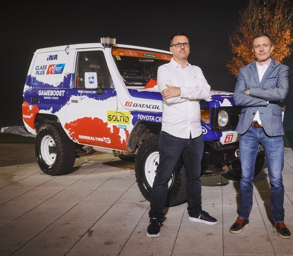 Siniša Crnojević (lijevo) i Juaj Šebalj ispred Toyote Land Cruiser 70 iz 1988. za Dakar Classic 2025