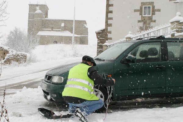 I lanci za snijeg na ljetnim gumama su jedno od rješenja. No, jeste li sugurni da ih želite montirati na vozilo kada uvjeti budu užasni?