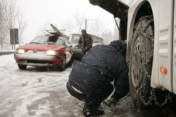 I lanci za snijeg na ljetnim gumama su jedno od rješenja. No, jeste li sugurni da ih želite montirati na vozilo kada uvjeti budu užasni?