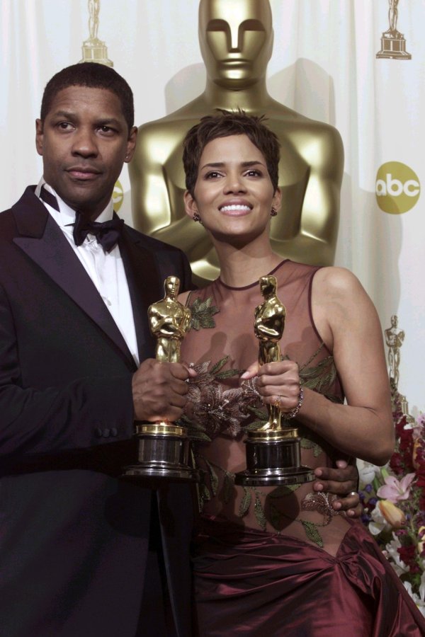 Denzel Washington i Halle Berry na dodjeli Oscara 2002. godine