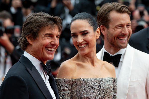 Tom Cruise, Jennifer Connelly i Glen Powell na premijeri filma 'Top Gun: Maverick' u Cannesu prije dvije godine