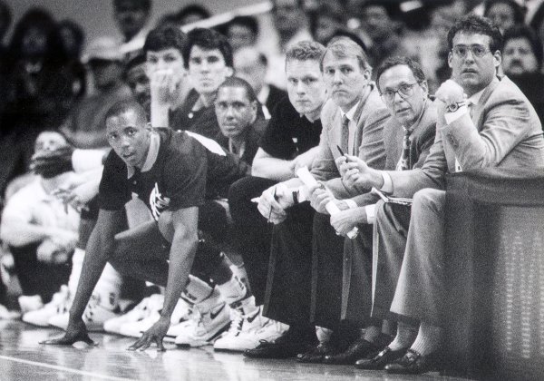 Gregg Popovich (treći zdesna) kao pomoćni trener San Antonija 1990.